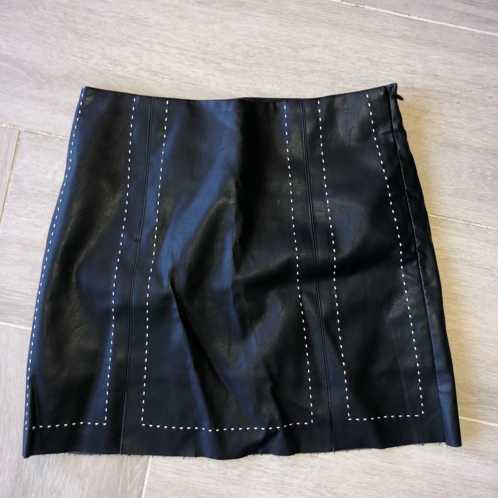 4SIENNA / FAUX LEATHER MINI SKIRT W/ EMBROIDERY